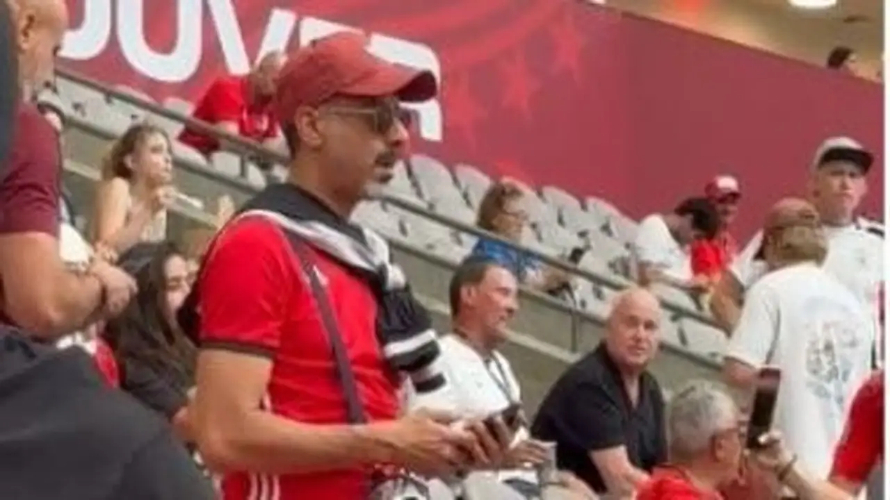 محمد فراج يدعم مصر في مباراتها مع نيوزيلندا على الملعب